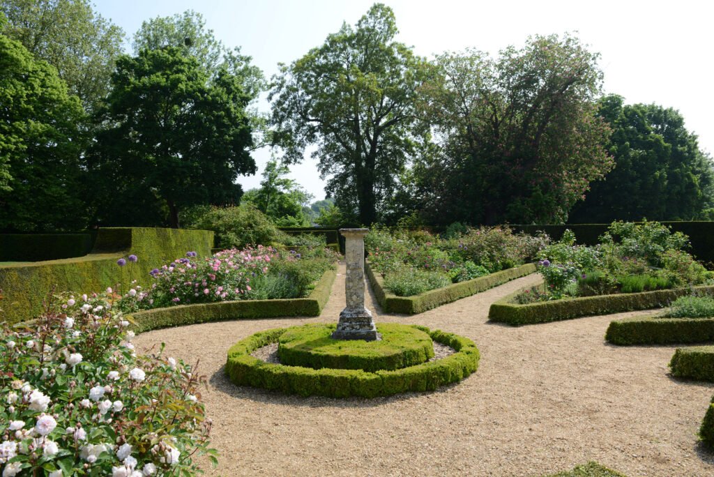 Jardins du Château du Lude - Roseraie et cadran