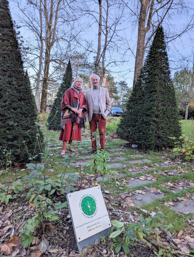 Véronique Goblet d’Alviella et Patrick Salembier devant le siège social de l'association