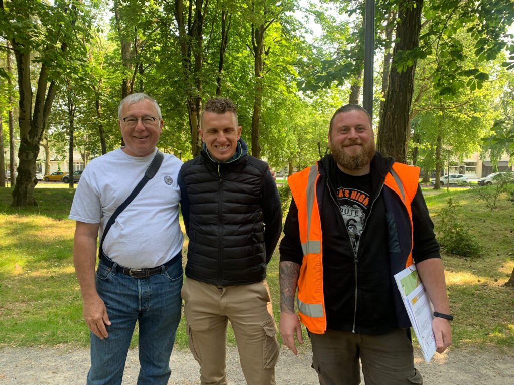 Le Touquet-Paris-Plage juin 2023 : Lynn R. Batdorf expertise le Buis avec les jardiniers Jean-Christophe Caron et Julien Fasquel