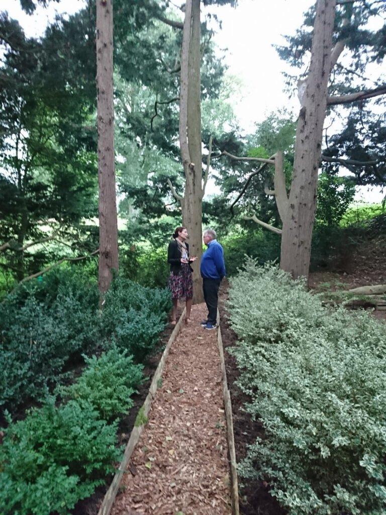 Joël Cottin, jardinier en chef du Château de Versailles (ici avec Marie-Françoise Mathon dans sa collection de buis) est venu à La Ballue en éclaireur le vendredi 8 septembre pour rejoindre ses amis et avoir la primeur de la lecture du Manuel du Buis.