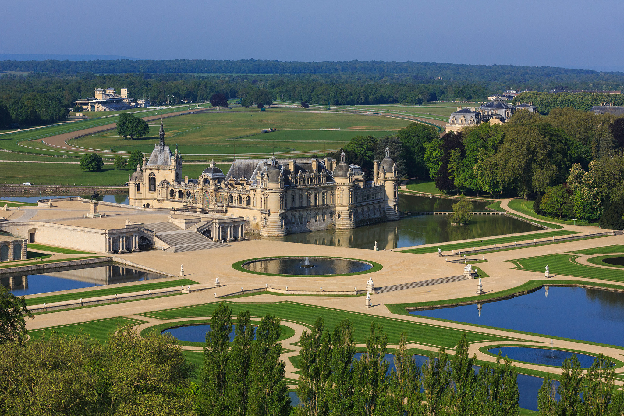 Chantilly, Vue aérienne printemps © J.Houyvet